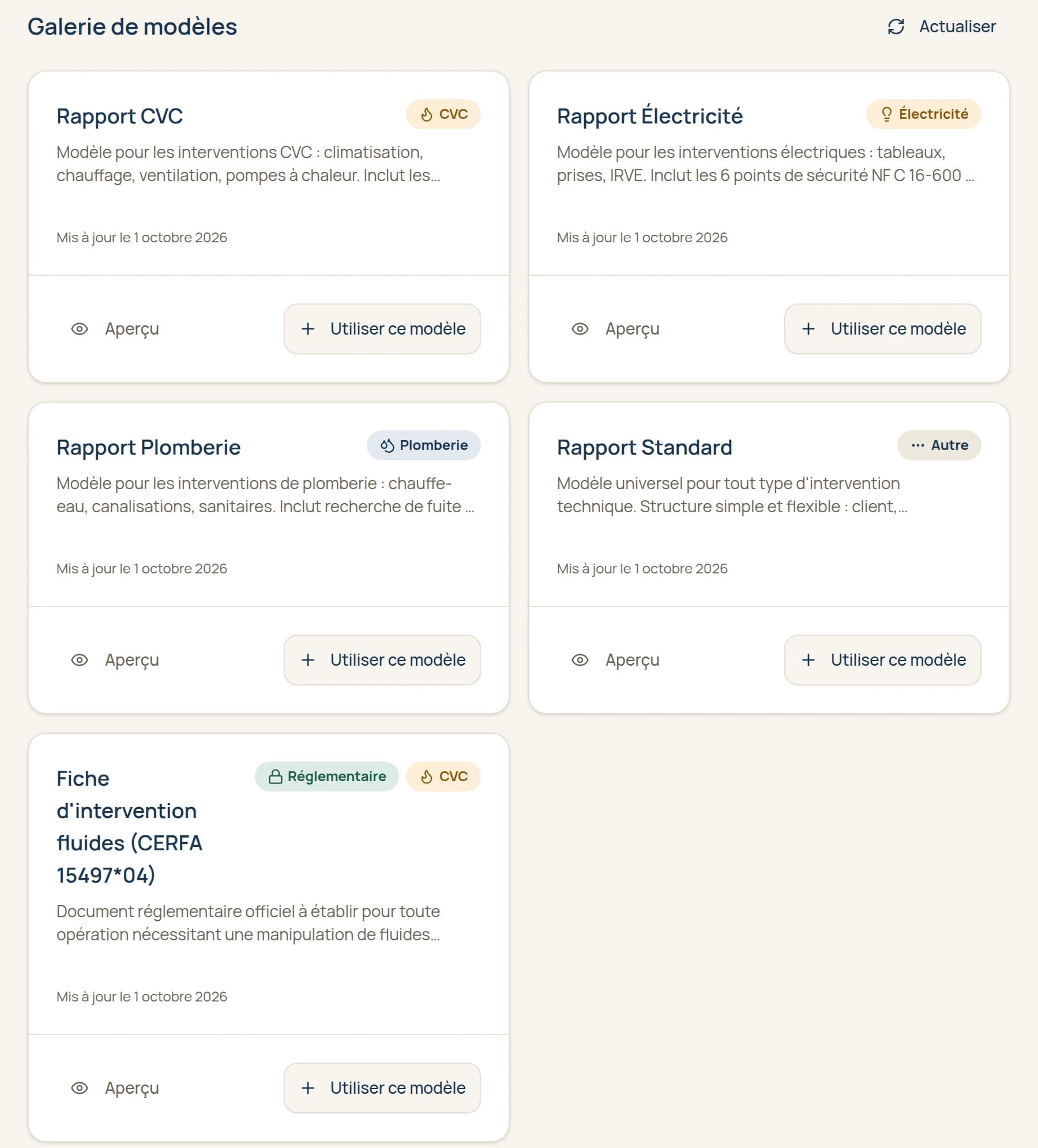 Galerie de modèles de rapport d'intervention sur tablette : Rapport CVC, Rapport Électricité, Rapport Plomberie, Rapport Standard, et la fiche d'intervention fluides CERFA 15497*04 portant l'étiquette « Réglementaire ». Chaque modèle propose un aperçu et un bouton « Utiliser ce modèle ».