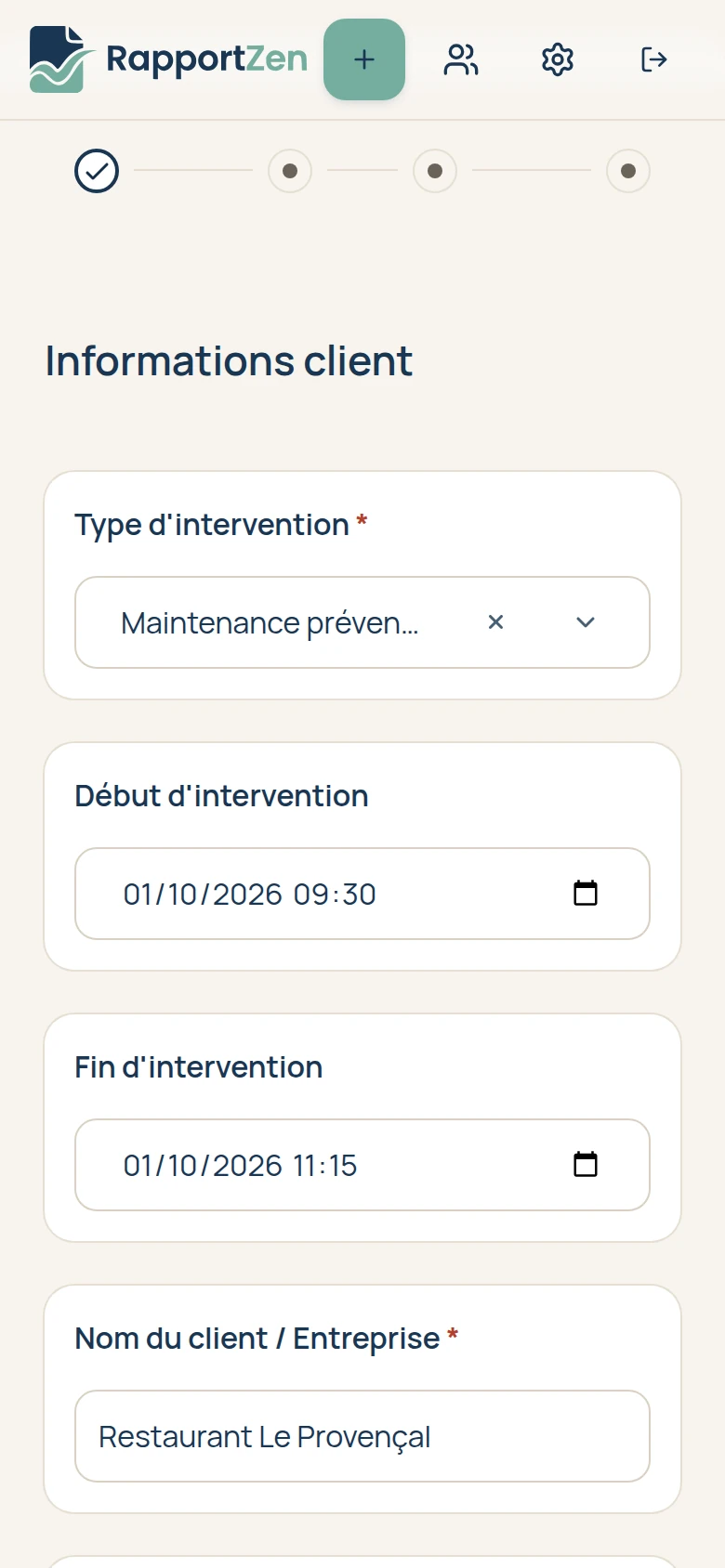 Formulaire de rapport CVC ouvert sur un téléphone : le type d'intervention « Maintenance préventive », les heures de début et de fin et le nom du client sont renseignés, la saisie se fait en quatre étapes.