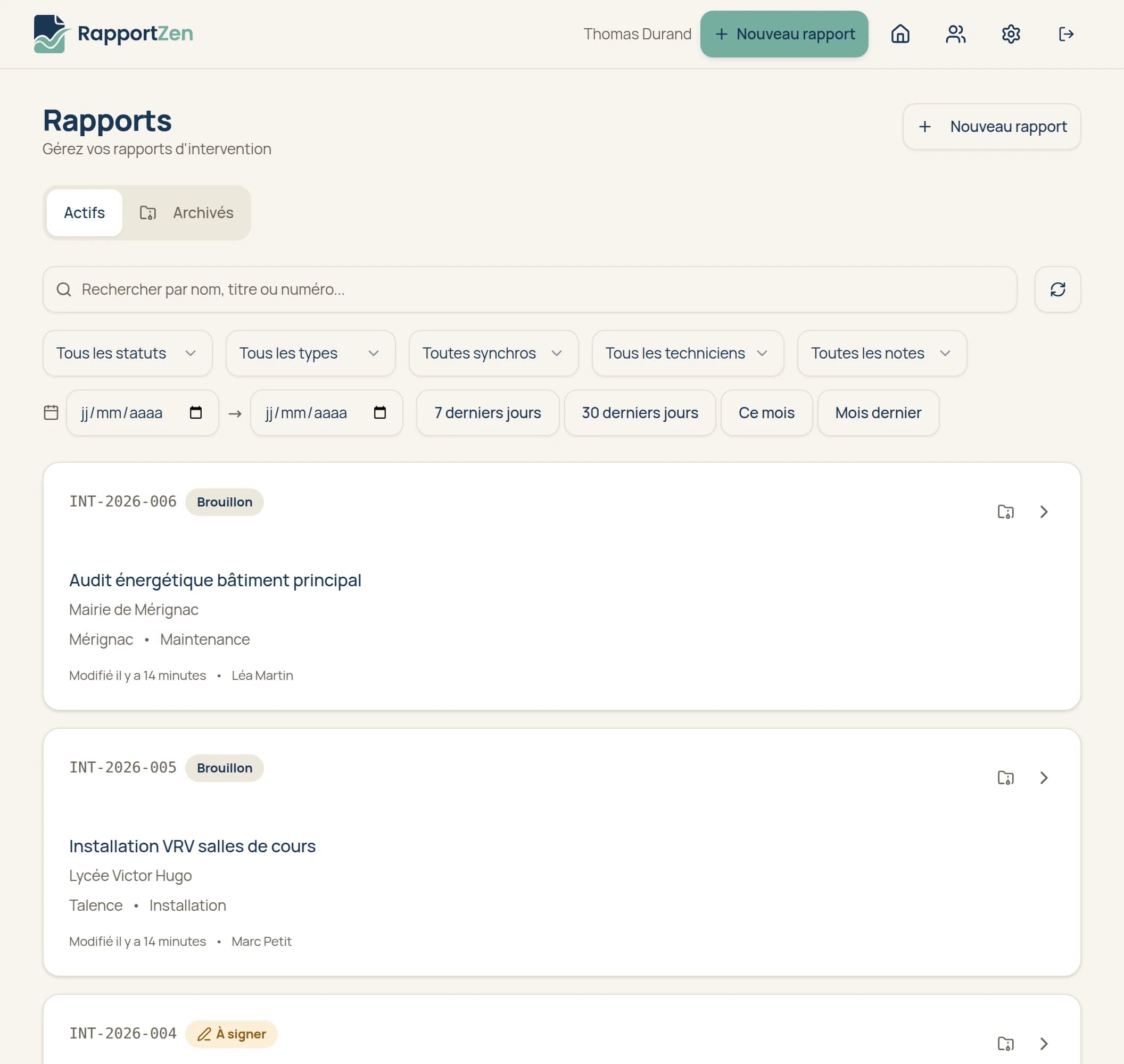 Tableau de suivi des rapports d'intervention sur tablette : recherche, filtres par statut, type, synchro, technicien et notes, plage de dates, et une liste où chaque rapport affiche son numéro, son statut (brouillon, à signer), son client, sa ville, son type d'intervention et le technicien qui l'a rédigé.
