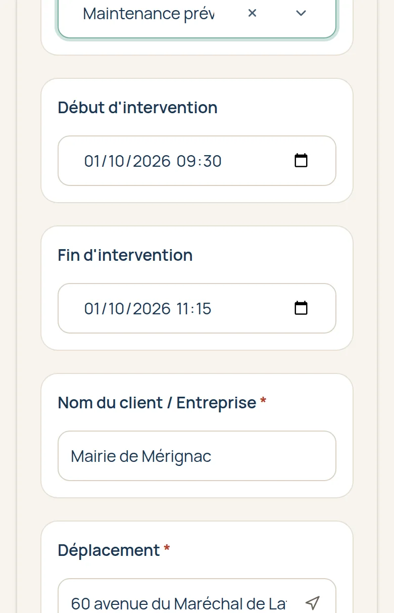 Formulaire de rapport d'intervention rempli sur téléphone : type d'intervention, heures de début et de fin, nom du client